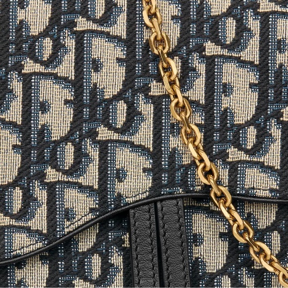 DIOR Saddle Pouch with Chain

Blue Dior Oblique Jacquard - Picture 3 of 4